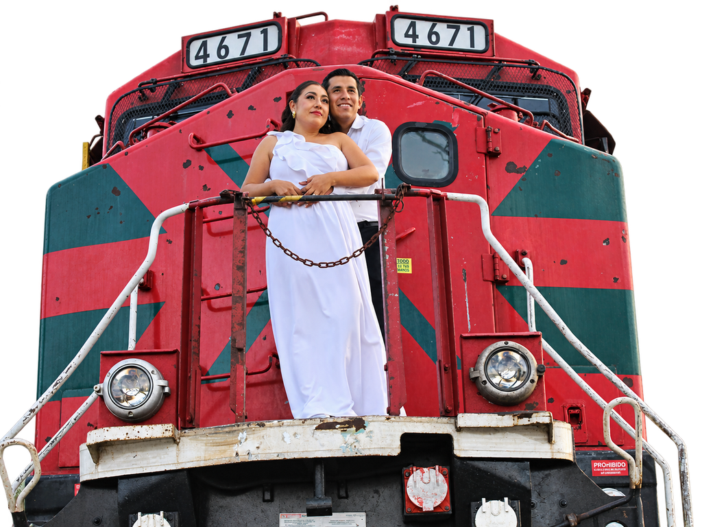 Claudia y Saúl juntos en el tren