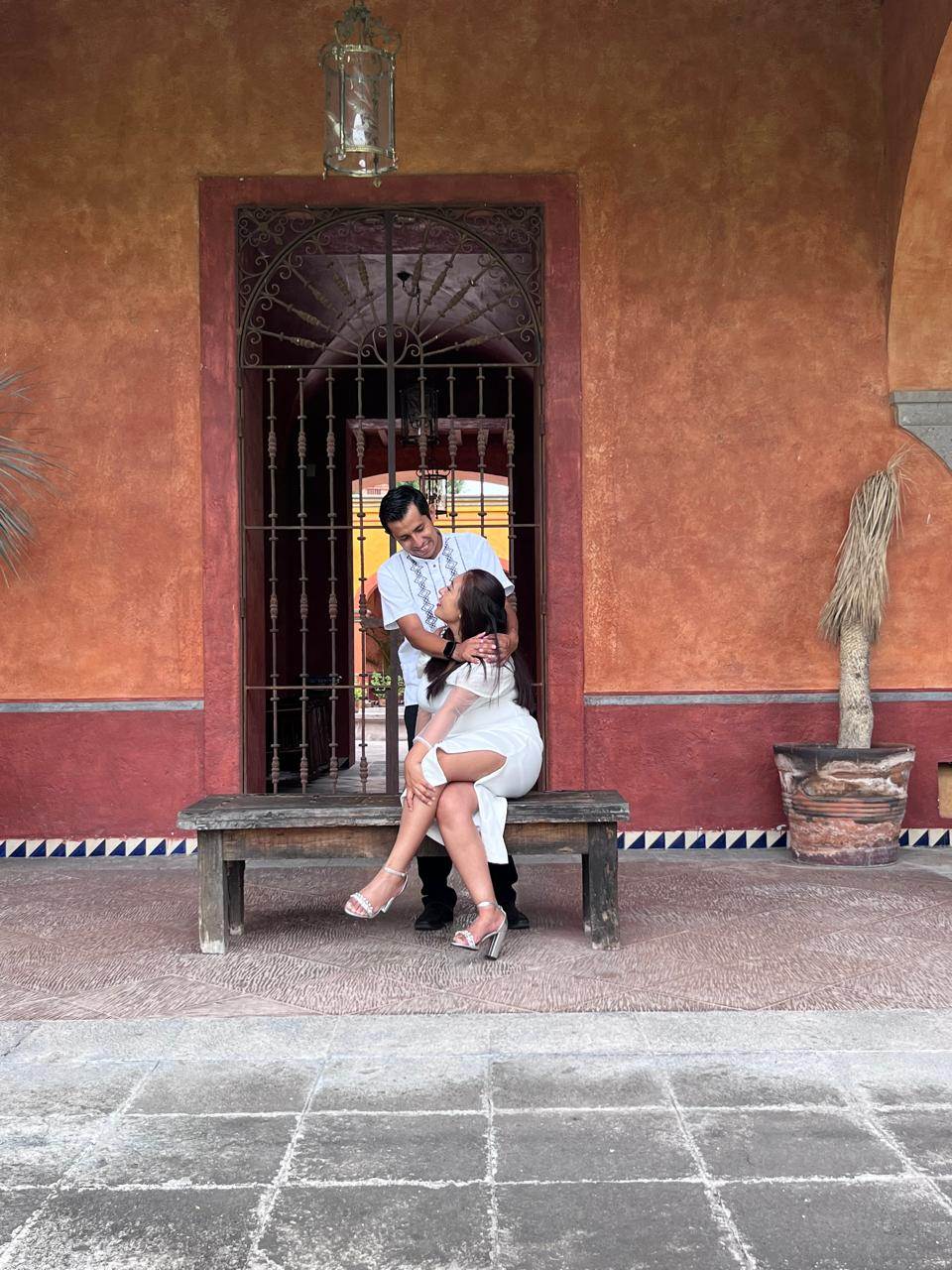 Claudia y Saúl compartiendo un momento especial
